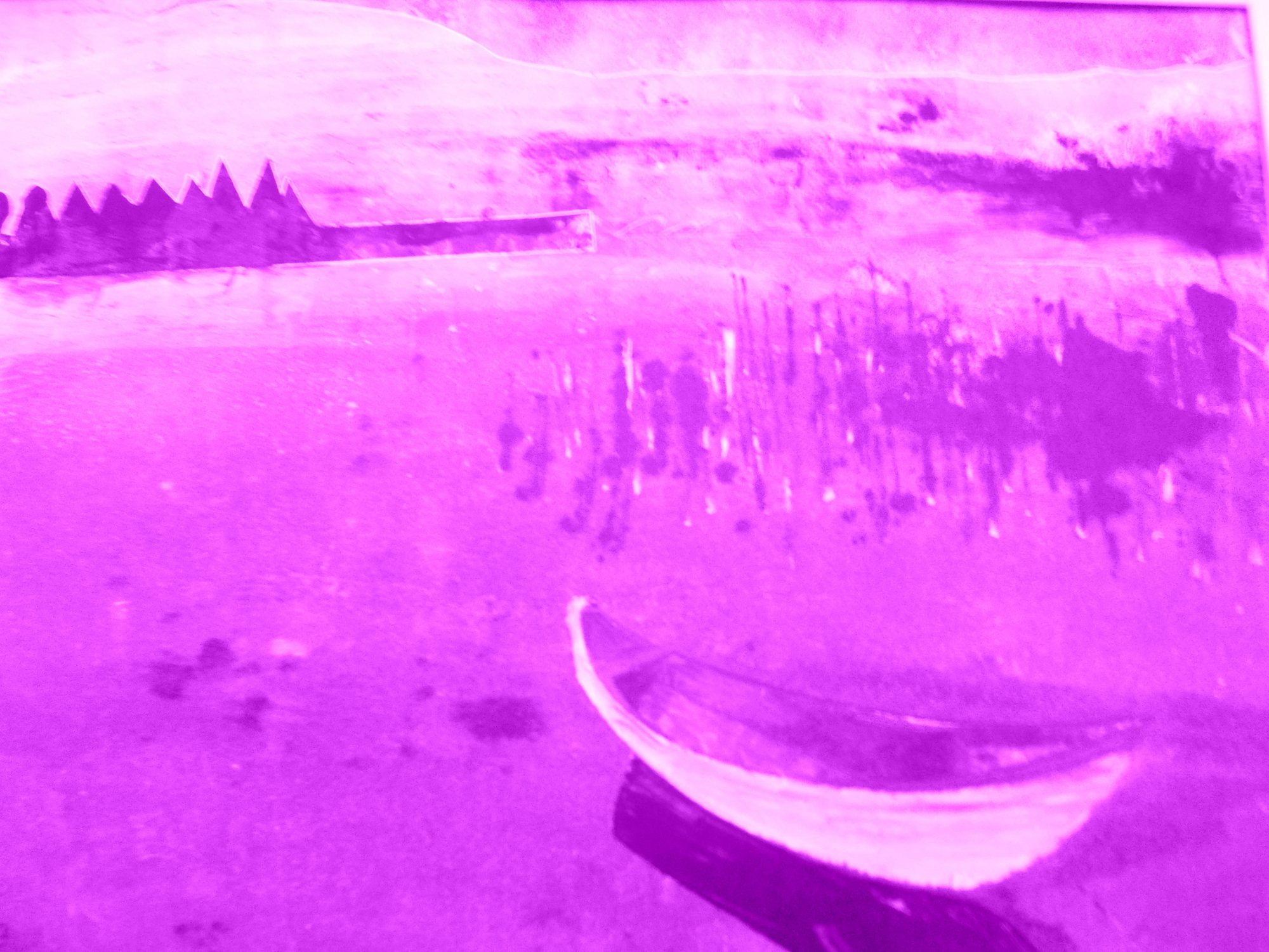Målning i magenta: ett nordiskt landskap med en ljus båtform i förgrunden.