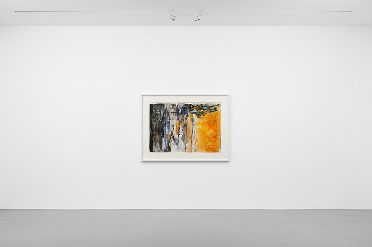 Inramad abstrakt komposition i grått, blått och varmt orange, på en ljus vägg.